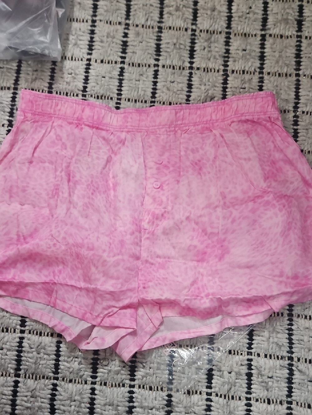PINK SILKY SLEEP BOXY SHORT in Pink Leapord New Small